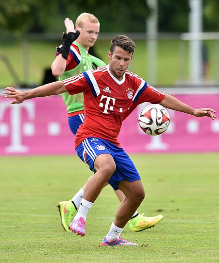 Die beiden Neuzugänge des FC Bayern München, Sebastian Rode und Juan Bernat trainieren auf dem Gelände ihres neuen Vereins in München.