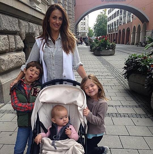 Xabi Alonsos Frau Nagore Aranburu hat schon gemeinsam mit ihren drei Kindern den ersten Stadtbummel auf der Maffeistraße getätigt.