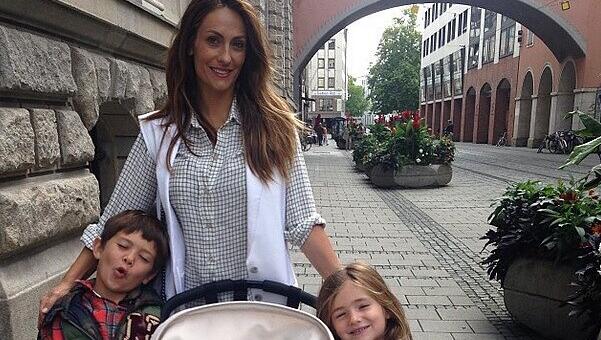 Xabi Alonsos Frau Nagore Aranburu hat schon gemeinsam mit ihren drei Kindern den ersten Stadtbummel auf der Maffeistraße getätigt. Xabi Alonsos Frau Nagore Aranburu hat schon gemeinsam mit ihren drei Kindern den ersten Stadtbummel auf der Maffeistraße getätigt.