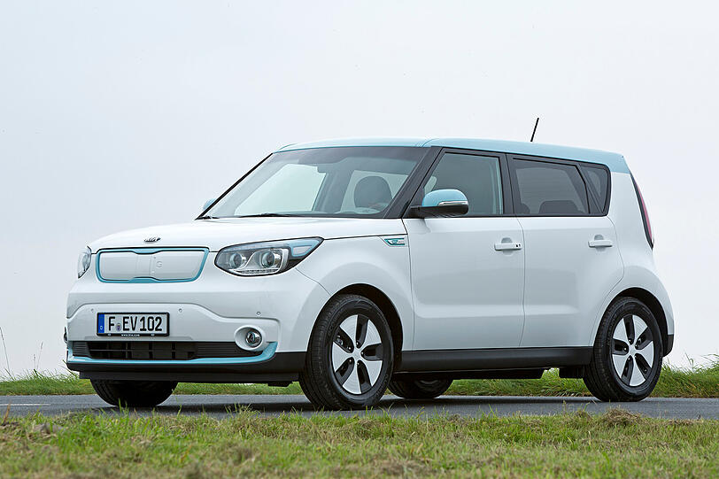 Kia hat das Elektroauto Soul EV mit der neuen, keineswegs spartanisch ausgestatteten Basisversion erschwinglicher gemacht. 28 890 Euro kostet der "Plug", und 4000 Euro Elektrokaufprämie reduzieren den Preis nochmals.