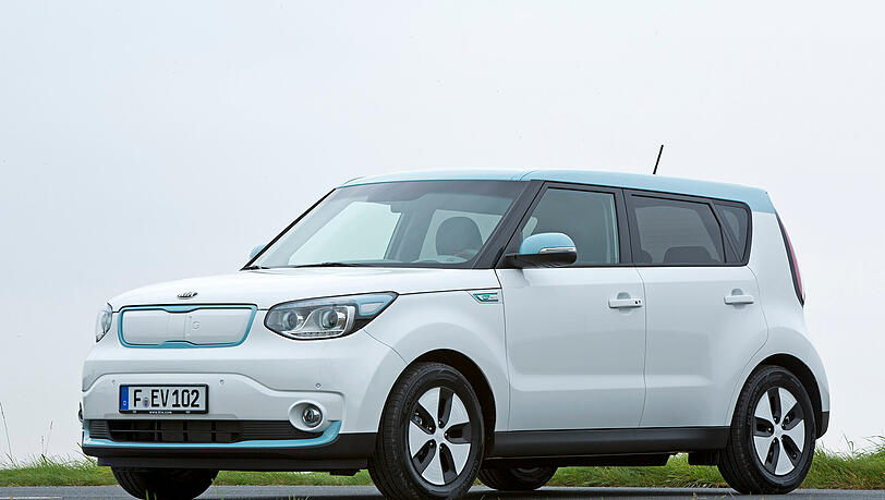 Kia hat das Elektroauto Soul EV mit der neuen, keineswegs spartanisch ausgestatteten Basisversion erschwinglicher gemacht. 28 890 Euro kostet der "Plug", und 4000 Euro Elektrokaufprämie reduzieren den Preis nochmals. Kia hat das Elektroauto Soul EV mit der neuen, keineswegs spartanisch ausgestatteten Basisversion erschwinglicher gemacht. 28 890 Euro kostet der "Plug", und 4000 Euro Elektrokaufprämie reduzieren den Preis nochmals.