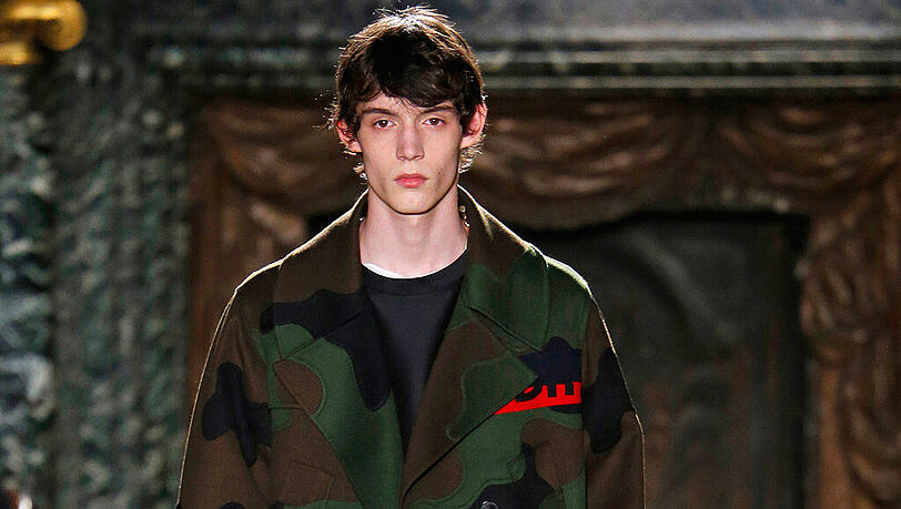 Ein Model zeigt die neuen Trends in Paris. Ein Model zeigt die neuen Trends in Paris.