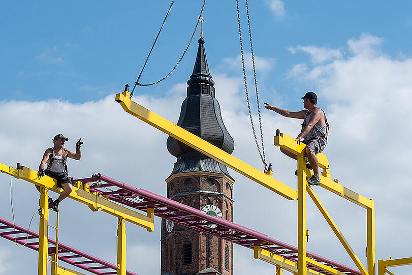 Wie schaut's aktuell aus in Straubing? Die Bilder vom Gäubodenfest-Aufbau.