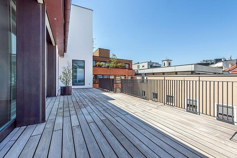 Mit diesen Bildern wird die Wohnung beworben - ein Wunder, dass sie noch auf dem Markt ist.