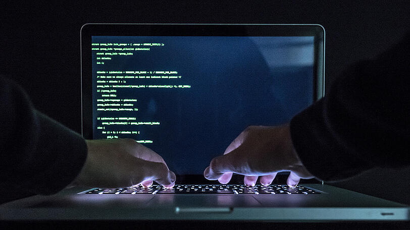 Hacker, Betrüger, Schwarzmarkt-Händler - die bayerische Zentralstelle für Cyberkriminalität hat alle Hände voll zu tun.