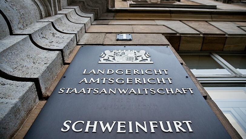 Ermittelt wird auch wegen Verdachts des Besitzes von Kinder- und jugendpornografischen Inhalten. Der Verein hat den Mann mittlerweile ausgeschlossen. Ermittelt wird auch wegen Verdachts des Besitzes von Kinder- und jugendpornografischen Inhalten. Der Verein hat den Mann mittlerweile ausgeschlossen.