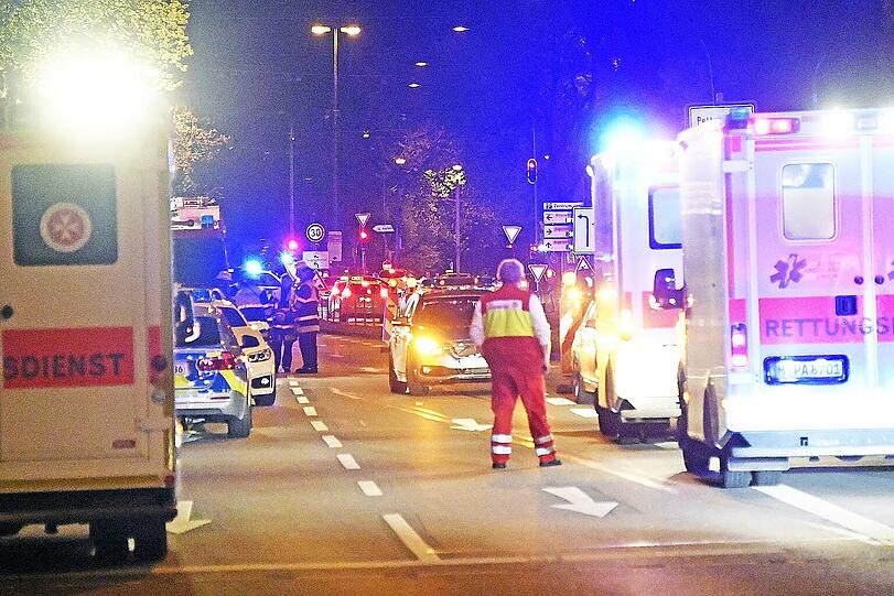 Wegen Übermüdung krachte der Fahrer eines BMW M2 in einen von der Polizei angehaltenen Mercedes und verletzte dabei zwei Beamte schwer.