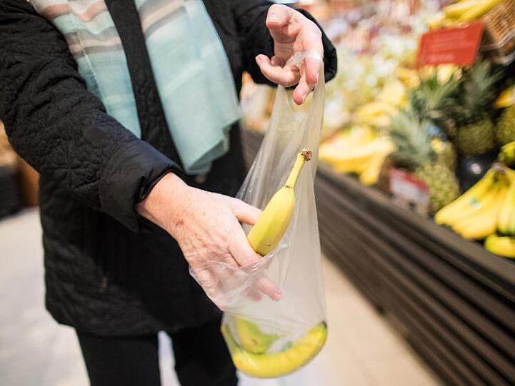 Der Discounter Aldi schafft die kostenlosen Obst- und Gemüsebeutel aus dünnem Plastik ab.