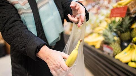 Der Discounter Aldi schafft die kostenlosen Obst- und Gemüsebeutel aus dünnem Plastik ab.