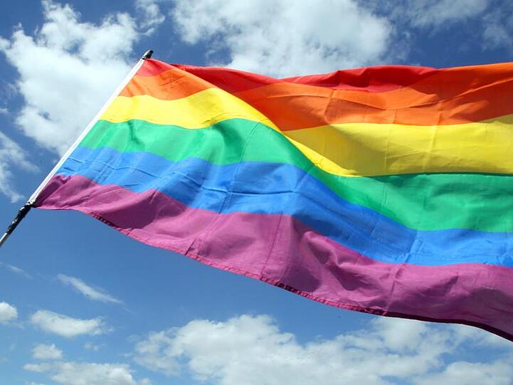 Weil er eine Regenbogenfahne von einer Kirchenfassade abgerissen und verbrannt hat, ist ein Mann im US-Bundesstaat Iowa zu rund 16 Jahren Haft verurteilt worden.