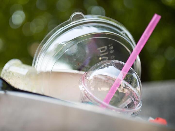Plastikgeschirr auf einem Mülleimer.