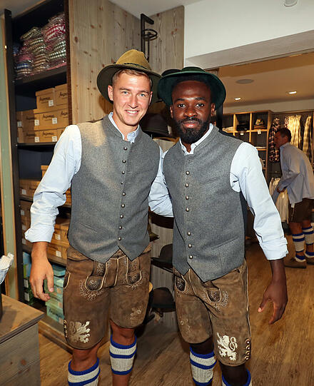 Die Löwen bei der Wiesn-Einkleidung bei Trachten Angermaier.