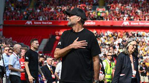Jürgen Klopp begrüßt die Fans vor seinem letzten Spiel an der Anfield Road.