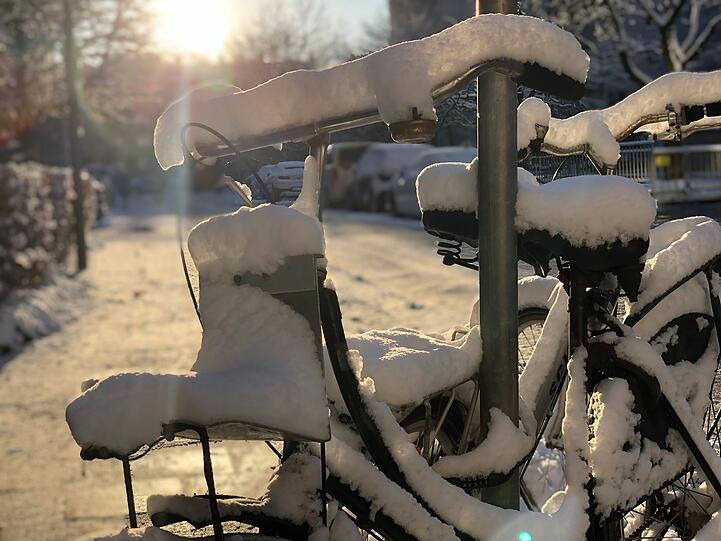 Bei dem Schnee werden sogar vergessene Fahrräder zu Kunstwerken.