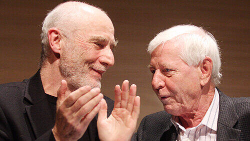 Nürnberger Jubiläums-Lesung: Ryszard Krynicki applaudiert Hans Magnus Enzensberger. Nürnberger Jubiläums-Lesung: Ryszard Krynicki applaudiert Hans Magnus Enzensberger.