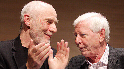 Nürnberger Jubiläums-Lesung: Ryszard Krynicki applaudiert Hans Magnus Enzensberger.