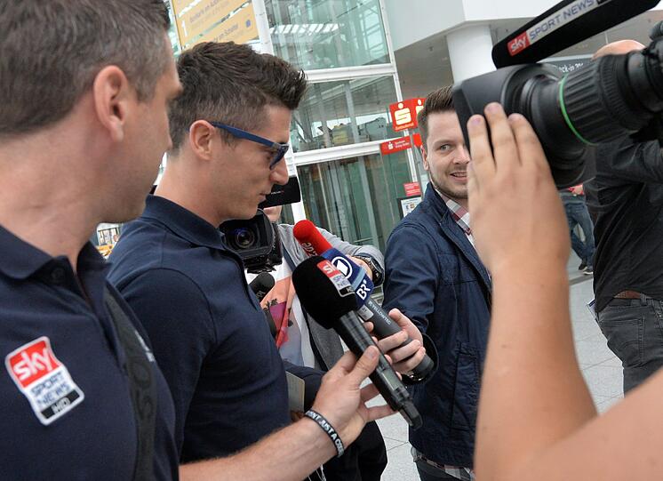 Robert Lewandowski am Flughafen.