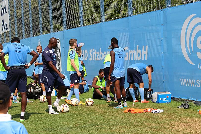 Schrecksekunde für Degenek beim Training am Freitag. Hier die Bilder vom Vormittagstraining.