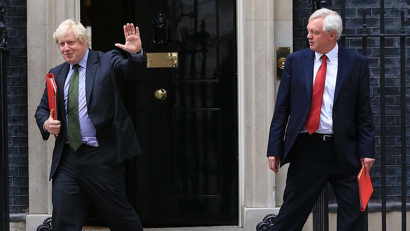 Boris Johnson (l), bisher Außenminister von Großbritannien, und David Davis, zurückgetretener Brexit-Minister, verlassen die Downing Street 10.