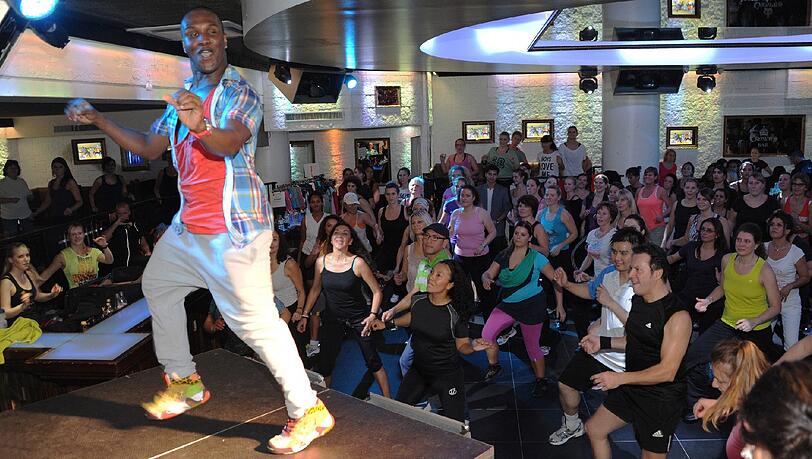 Zumba - wie hier bei einer "Zumba-Party" im Crown's Club - ist eine Trendsportart. In Laim sucht man dafür noch Trainer. Zumba - wie hier bei einer "Zumba-Party" im Crown's Club - ist eine Trendsportart. In Laim sucht man dafür noch Trainer.