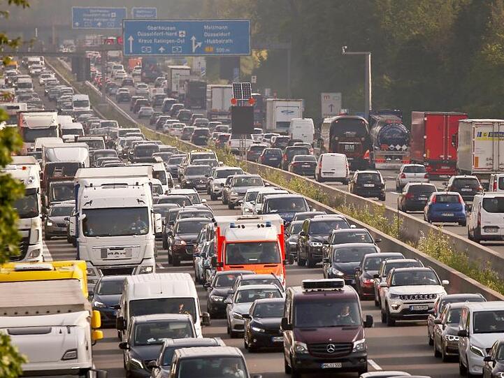Fahrzeuge stauen sich auf der Autobahn 3 in Nordrhein-Westfalen.