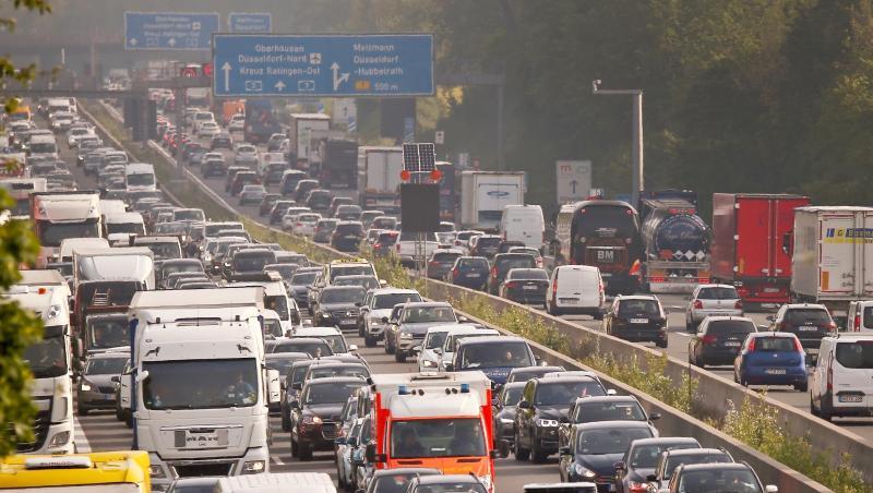 Fahrzeuge stauen sich auf der Autobahn 3 in Nordrhein-Westfalen. Fahrzeuge stauen sich auf der Autobahn 3 in Nordrhein-Westfalen.