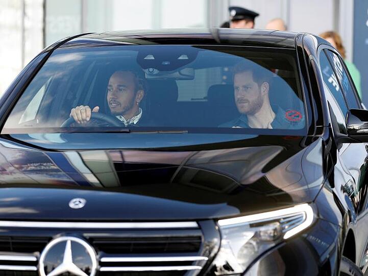 Im Auto zur Ausstellung: Prinz Harry (r) und Lewis Hamilton in Silverstone.