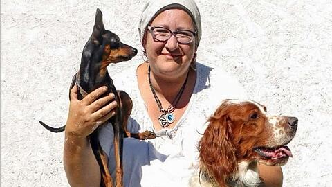 "Die Anfragen reißen nicht ab", sagt Tierpflegerin Daniela Keil, die die Hundetagesstätte Hundsviecherlgaudi in Johanneskirchen führt. Auf dem Foto ist sie mit ihrem eigenen Hund Aico zu sehen (er sitzt vor ihr). Auf ihrem Schoß ist Betreuungshund Arthur und neben ihr sitzt Emma.