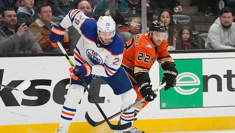 Ducks-Verteidiger Kevin Shattenkirk (r) im Zweikampf mit Oilers-Center Leon Draisaitl.