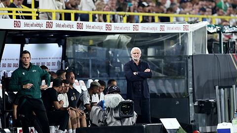 Interims-Teamchef Rudi Völler (r) und die DFB-Elf können einen Sieg gegen Frankreich bejubeln.
