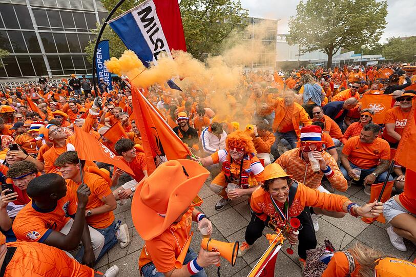 Eigentlich ist Pyrotechnik in Deutschland verboten. Doch für niederländische Fußballfans gehört der bunte Rauch offensichtlich zum Feiern dazu, ganz nach dem Motto: München wird Orange.