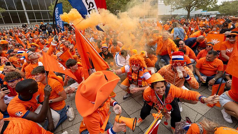 Eigentlich ist Pyrotechnik in Deutschland verboten. Doch für niederländische Fußballfans gehört der bunte Rauch offensichtlich zum Feiern dazu, ganz nach dem Motto: München wird Orange. Eigentlich ist Pyrotechnik in Deutschland verboten. Doch für niederländische Fußballfans gehört der bunte Rauch offensichtlich zum Feiern dazu, ganz nach dem Motto: München wird Orange.