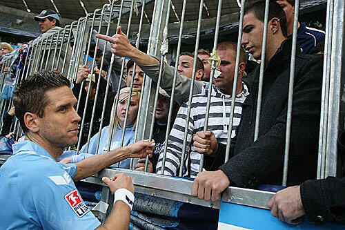 Es wird noch ein wenig dauern, bis Torben Hoffmann wieder mit den Fans am Zaun diskutieren kann.