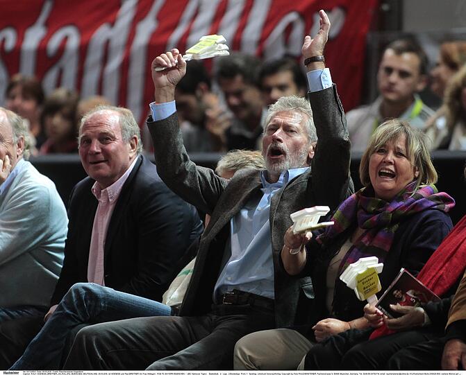 Basketball-Fan Paul Breitner