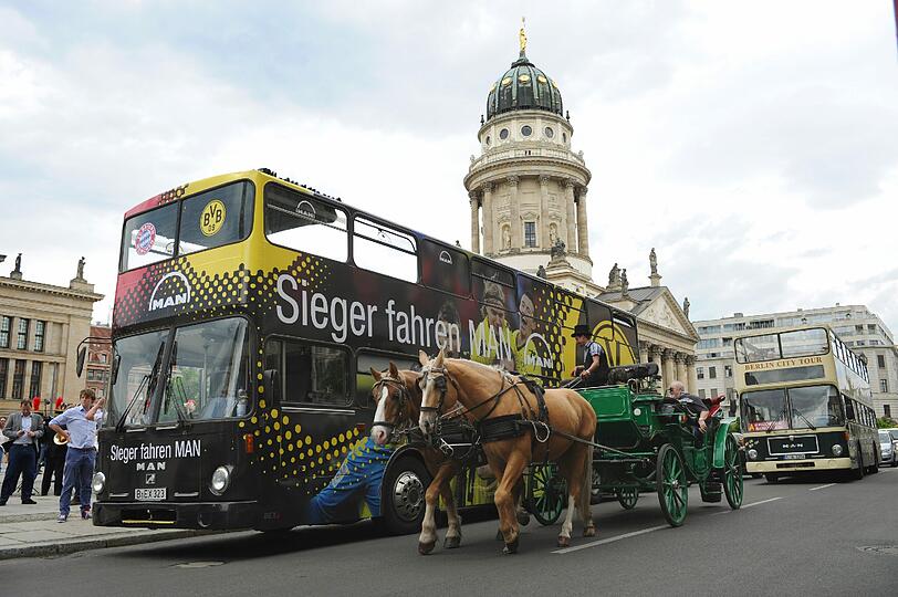 FC Bayern und Dortmund auf einem Bus? Ob das bei den Bayern-Fans so gut ankommt?