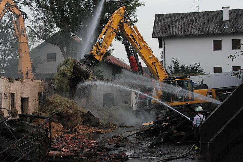 Aufräumarbeiten nach dem Mega-Brand in Heldenstein: Die Feuerwehr kann noch nicht aufatmen und kümmert sich um die Brandruine. Bei dem Feuer ist ein Schaden von etwa einer Million Euro entstanden.