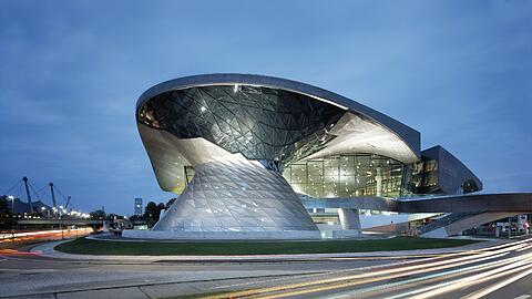 Eigentlich sollte es eine schwebende Wolke werden... Mit der BMW Welt von Coop Himmelb(l)au ist dann doch ein ordentlicher Brummer in München gelandet, findet der Architekt Florian Fischer.