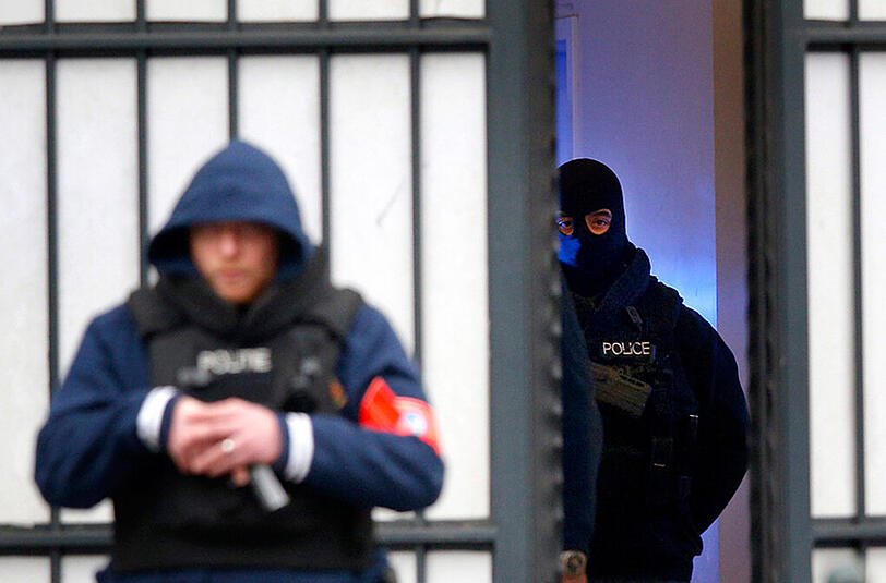 Polizeibeamte bewachen das Gerichtsgebäude in Brüssel, wo am Donnerstag über die Auslieferung von Paris-Attentäter Salah Abdeslam.