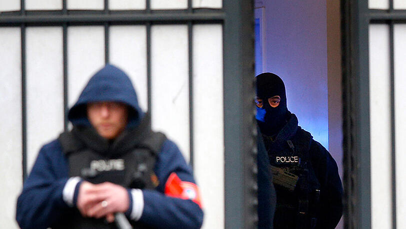 Polizeibeamte bewachen das Gerichtsgebäude in Brüssel, wo am Donnerstag über die Auslieferung von Paris-Attentäter Salah Abdeslam. Polizeibeamte bewachen das Gerichtsgebäude in Brüssel, wo am Donnerstag über die Auslieferung von Paris-Attentäter Salah Abdeslam.