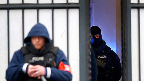 Polizeibeamte bewachen das Gerichtsgebäude in Brüssel, wo am Donnerstag über die Auslieferung von Paris-Attentäter Salah Abdeslam.