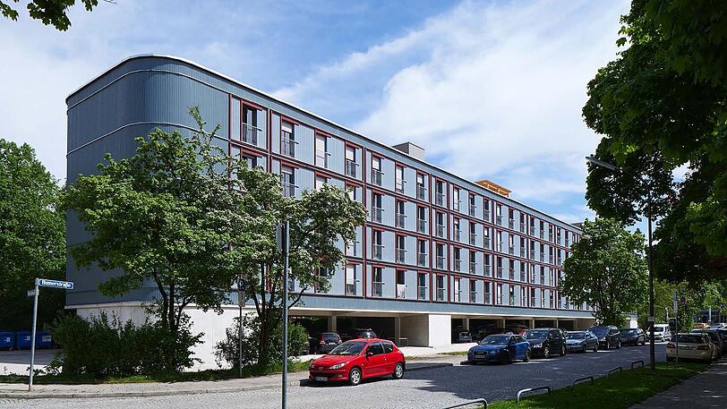 Neuhausen, Postillonstraße 18-20: Hat Furore gemacht: das erste "Stelzenhaus" mit 100 geförderten Gewofag-Wohnungen und gemeinsamer Dachfläche überm Parkplatz am Dantebad. Spart Flächen, war günstig und turboschnell fertig.