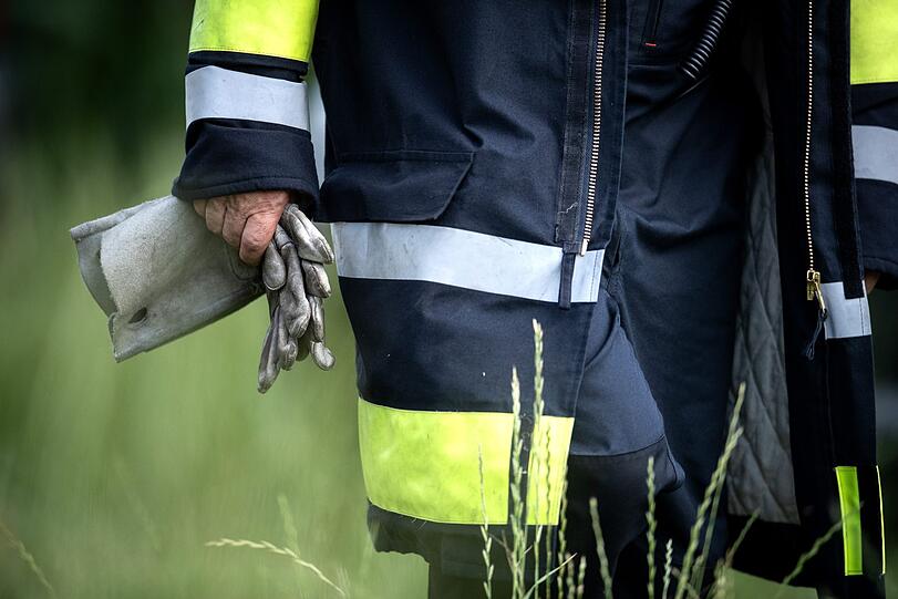 Beim Absturz eines Kleinflugzeugs in Jesenwang ist der Pilot ums Leben gekommen. Die Einsatzkräfte sind vor Ort.