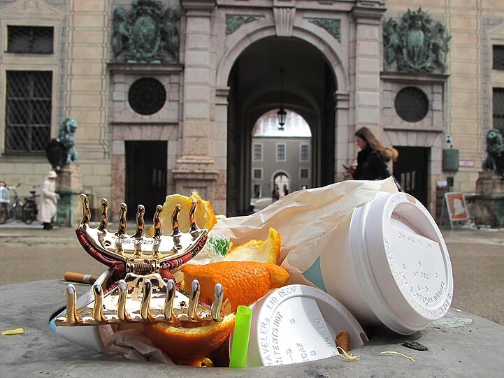 Altstadt: Die weggeworfene Haarspange vor der Residenz sieht aus wie die "Zähne" des Mülls, findet der Fotograf.