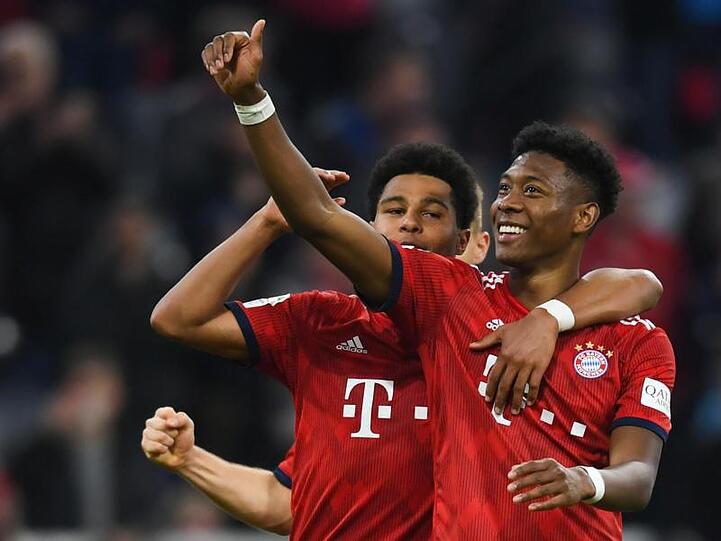 Bayern Münchens David Alaba (r) und Serge Gnabry. Foto: Sina Schuldt/Archivbild