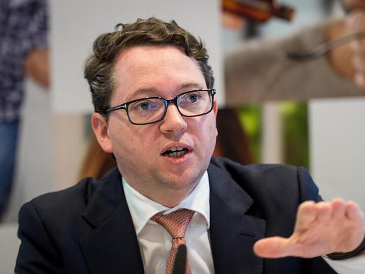Rainer Beaujean spricht auf einer Pressekonferenz. Foto: Maja Hitij/dpa/Archivbild