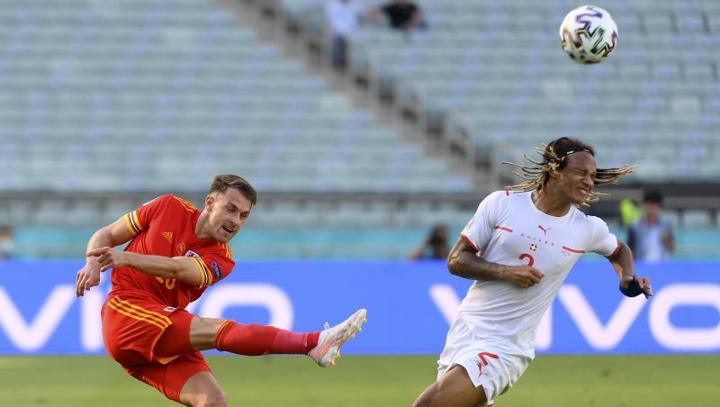 Der Schweizer Kevin Mbabu (r) blockt eine Flanke des Walisers Aaron Ramse.