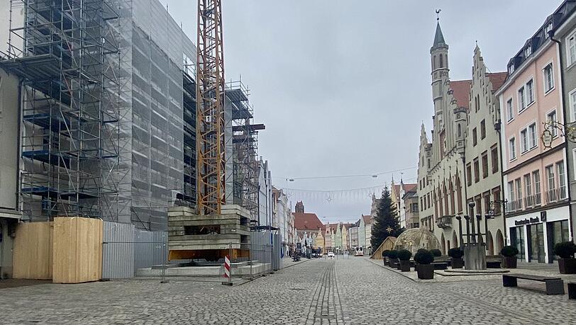 Der Kran ist 50 Meter hoch, um den Wetterhahn am Rathaus nicht zu beschädigen.