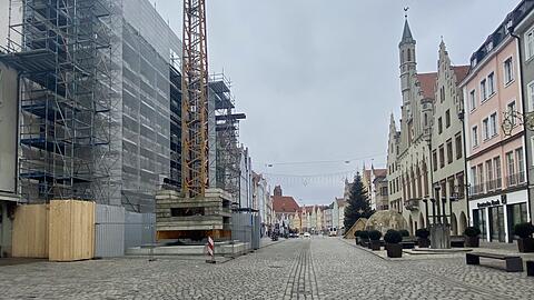 Der Kran ist 50 Meter hoch, um den Wetterhahn am Rathaus nicht zu beschädigen.