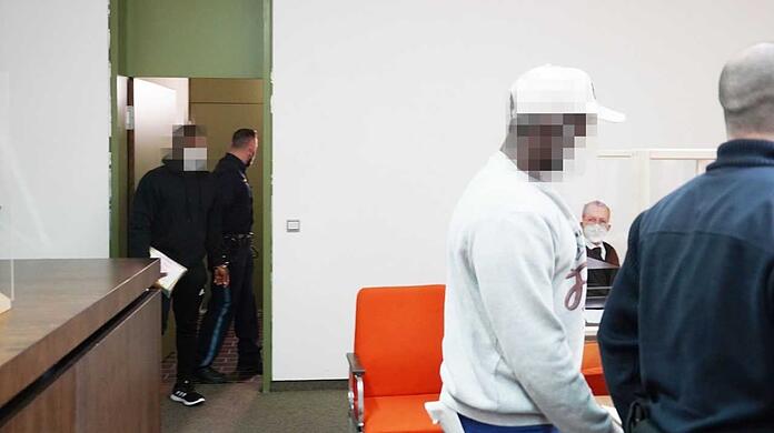 Die beiden Angeklagten werden zur Anklagebank geführt.