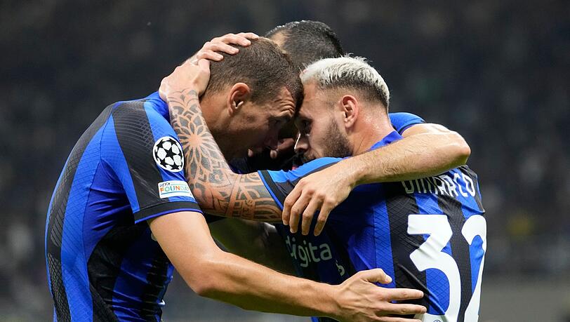 Edin Dzeko (l) von Inter Mailand feiert mit seinen Mannschaftskameraden sein Tor zum 2:0.